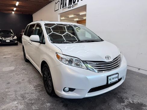 Used 2017 Toyota Sienna XLE FWD image 2