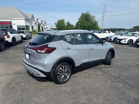 Used 2021 Nissan Kicks SV FWD image 3