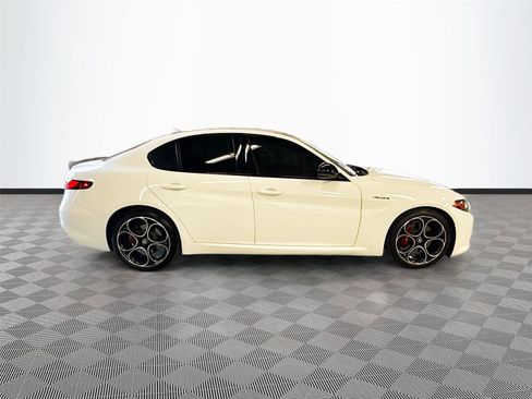 Used 2022 Alfa Romeo Giulia Veloce RWD image 8
