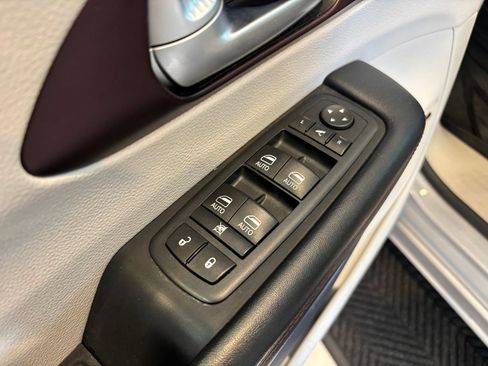 Used 2017 Chrysler Pacifica Limited FWD image 14