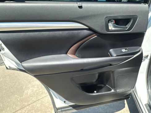 Used 2019 Toyota Highlander XLE AWD/4WD image 37