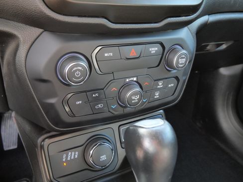 Used 2020 Jeep Renegade Limited w/ Trailer Tow Group AWD/4WD image 23