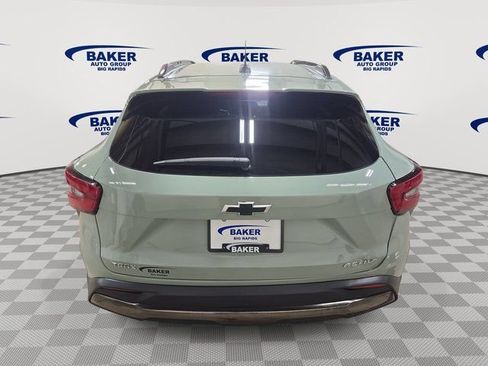 Used 2025 Chevrolet Trax ACTIV w/ Sunroof Package image 5