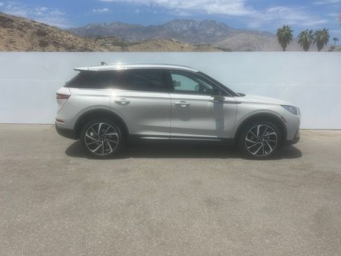 Used 2023 Lincoln Corsair Reserve w/ Equipment Group 201A FWD image 4