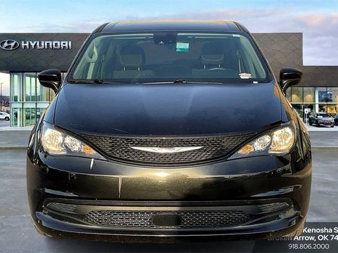 Used 2023 Chrysler Voyager LX image 3