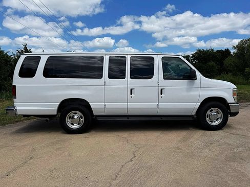Used 2010 Ford E-350 and Econoline 350 XLT RWD image 4