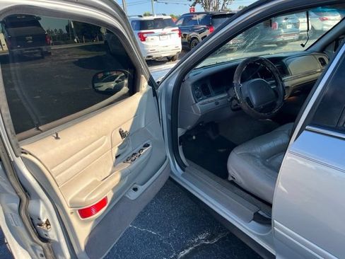 Used 2000 Ford Crown Victoria LX RWD image 4