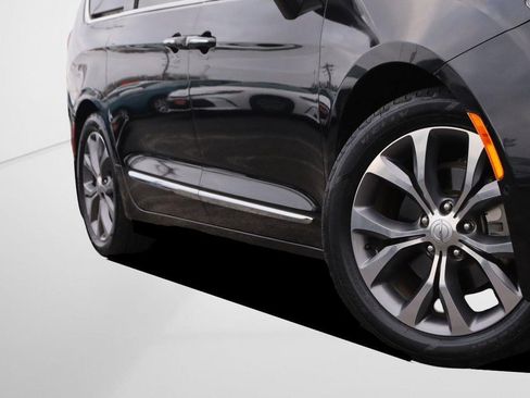 Used 2019 Chrysler Pacifica Limited w/ Tire & Wheel Group image 3