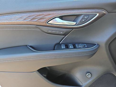 Used 2023 Buick Envision Avenir image 12