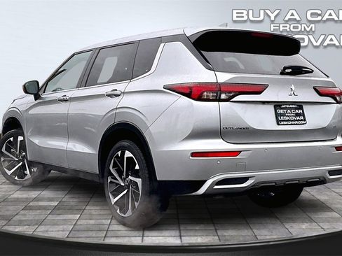 Used 2023 Mitsubishi Outlander SE image 2
