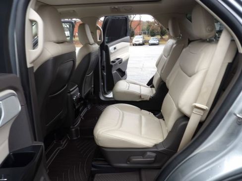 Certified 2020 Ford Explorer Platinum w/ Premium Technology Package image 28