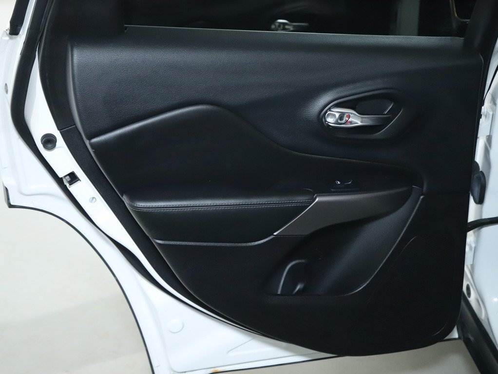 Used 2019 Jeep Cherokee Limited AWD/4WD image 13