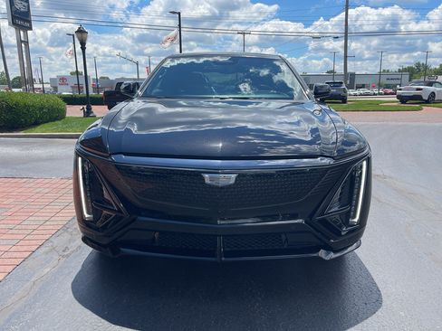 Used 2026 Cadillac Lyriq V w/ LPO, Floor Liner Package AWD/4WD image 4