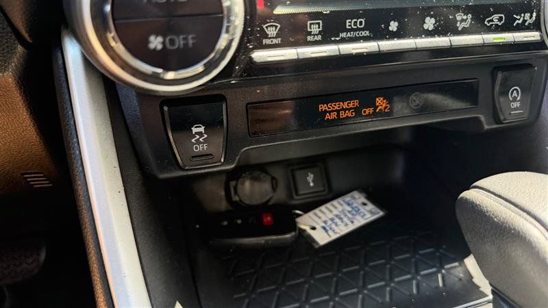 Used 2020 Toyota RAV4 XLE w/ Convenience Package FWD image 38