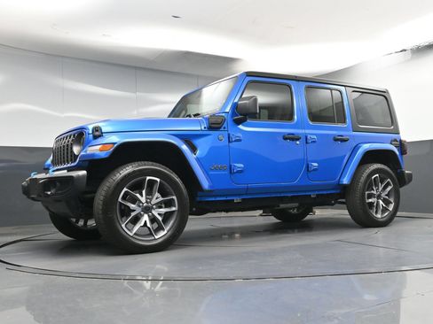 Used 2024 Jeep Wrangler Unlimited w/ Convenience Group AWD/4WD image 20