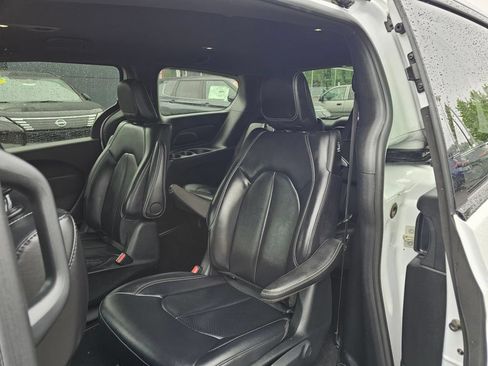Used 2024 Chrysler Pacifica Limited FWD image 14