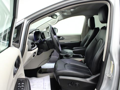 Used 2024 Chrysler Pacifica Touring-L FWD image 12