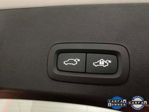 Used 2025 Volvo XC40 B5 Plus image 8