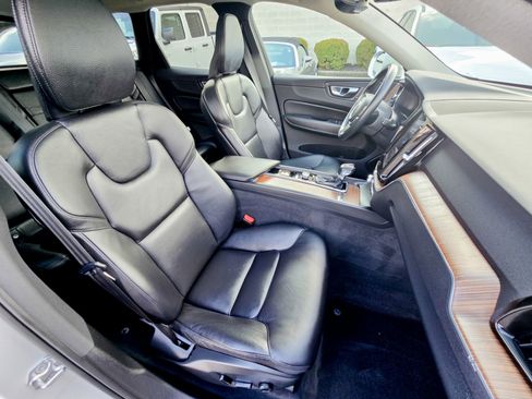 Used 2021 Volvo XC60 T5 Momentum w/ Premium Package image 33