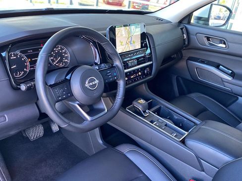 Certified 2025 Nissan Pathfinder SL FWD image 17