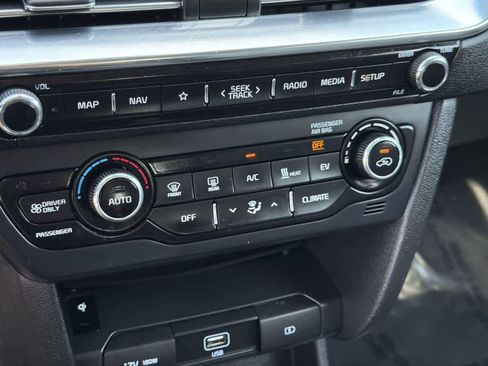 Used 2022 Kia Niro EX image 16