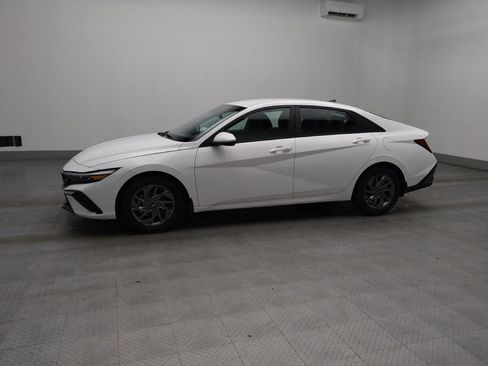 Used 2024 Hyundai Elantra SEL FWD image 2