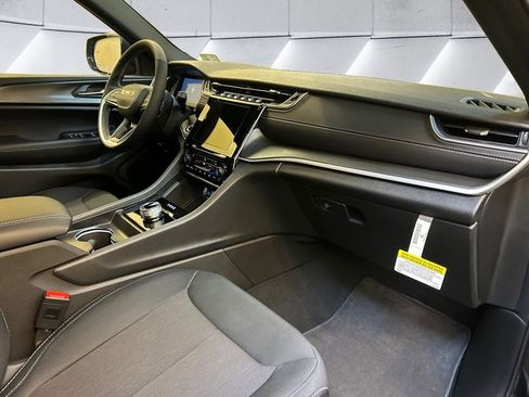 New 2025 Jeep Grand Cherokee Laredo X w/ Luxury Tech Group I image 16