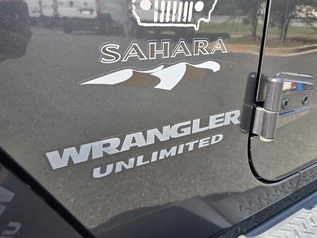 Used 2017 Jeep Wrangler Unlimited Sahara w/ Connectivity Group AWD/4WD image 14