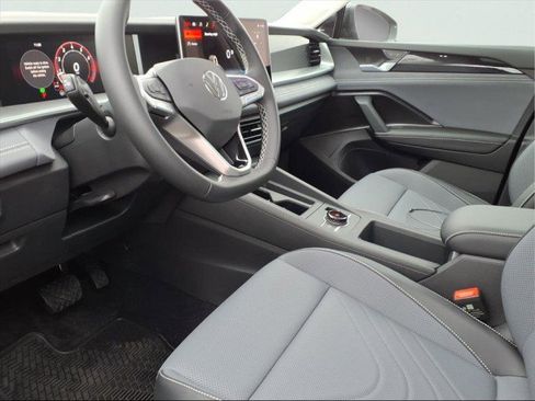 New 2026 Volkswagen Tiguan SE image 16