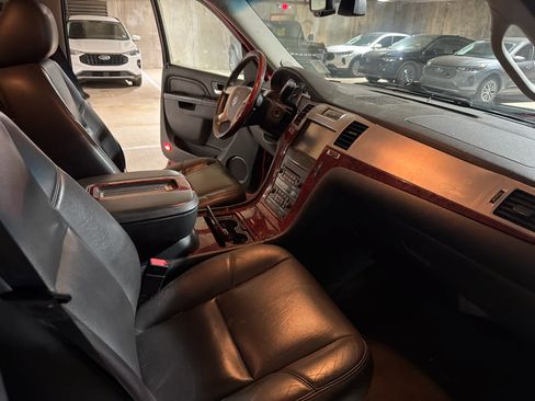 Used 2014 Cadillac Escalade ESV Premium AWD/4WD image 3