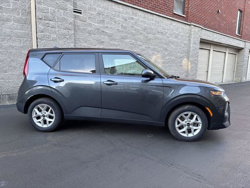 Used 2022 Kia Soul LX w/ Technology Package FWD image 2