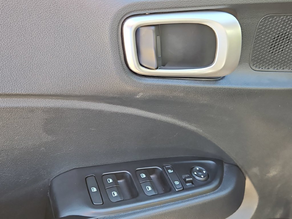 Used 2025 Hyundai Venue SEL FWD image 13