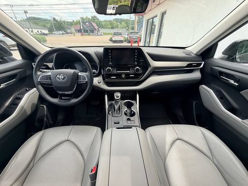 Used 2020 Toyota Highlander XLE FWD image 21