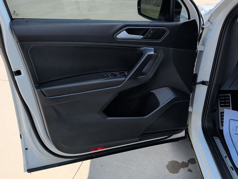 Used 2021 Volkswagen Tiguan SE R-Line image 10