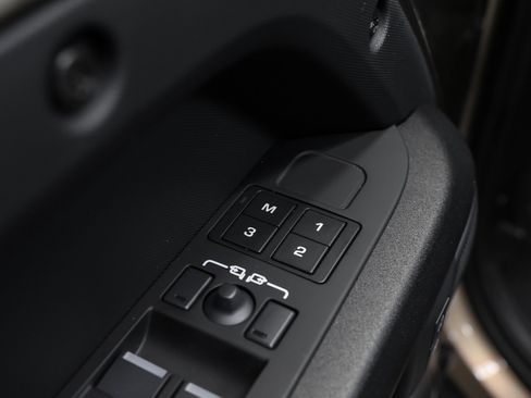 Used 2025 Land Rover Defender 110 image 30