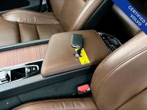 Certified 2023 Volvo XC60 B5 Ultimate w/ Climate Package image 13