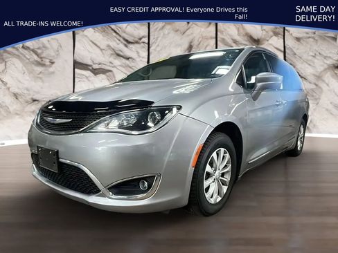 Used 2019 Chrysler Pacifica Touring-L FWD image 1
