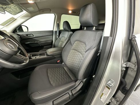 Used 2024 Nissan Pathfinder S FWD image 11