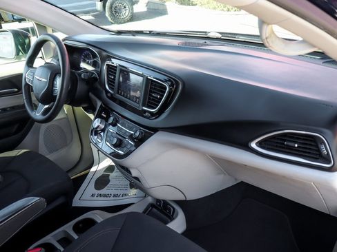 Used 2019 Chrysler Pacifica Touring image 38