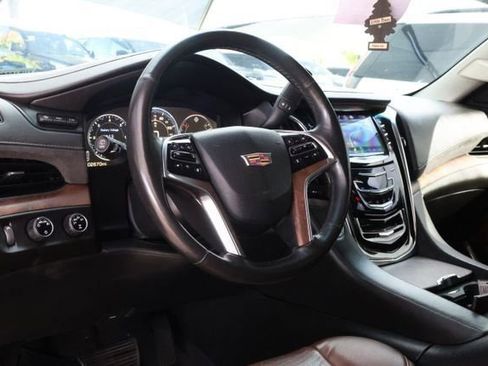 Used 2015 Cadillac Escalade Luxury image 10