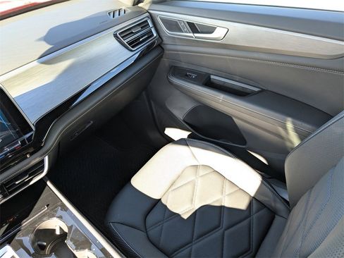 Used 2025 Volkswagen Atlas Cross Sport SE image 21