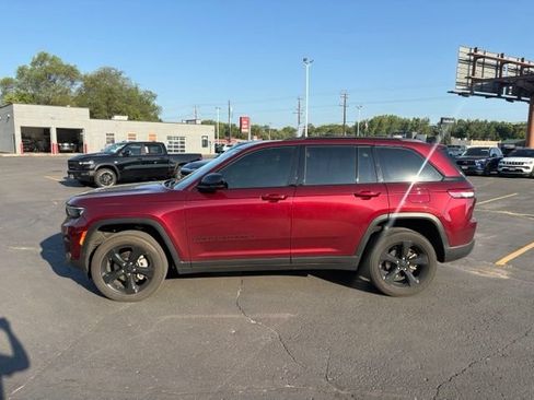Used 2023 Jeep Grand Cherokee Altitude AWD/4WD image 5
