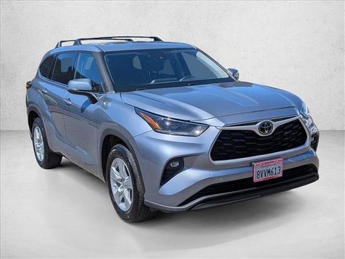 Used 2021 Toyota Highlander LE FWD image 3