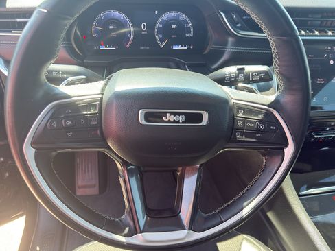 Used 2022 Jeep Grand Cherokee Altitude AWD/4WD image 15