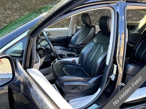 Used 2023 Chrysler Pacifica Touring-L FWD image 22