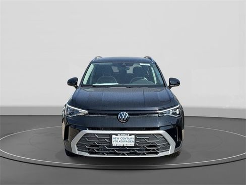 New 2025 Volkswagen Taos SE image 2