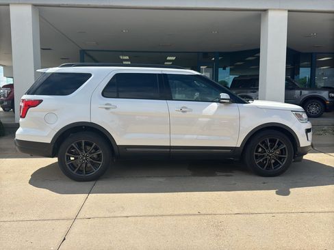 Used 2018 Ford Explorer XLT w/ XLT Appearance Package AWD/4WD image 7