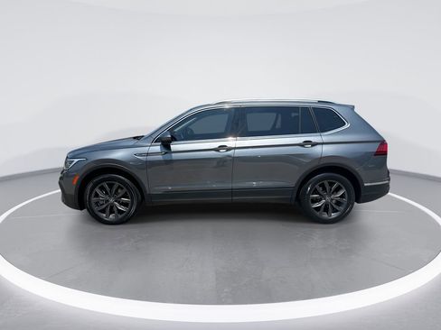 Used 2022 Volkswagen Tiguan SE w/ Panoramic Sunroof Package FWD image 5