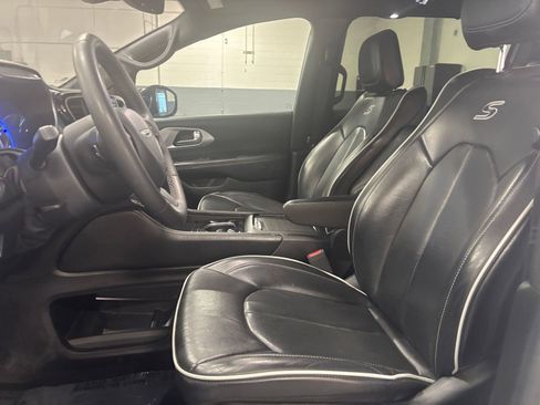 Used 2025 Chrysler Pacifica Limited image 38