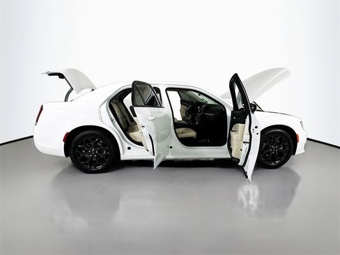 Used 2023 Chrysler 300 Touring L image 30